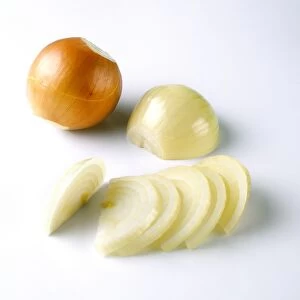 Whole onion and sliced onion