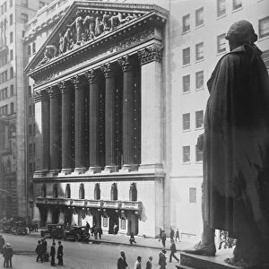 New York stock exchange with Washingtons statue in the foreground facing the Exchange 27