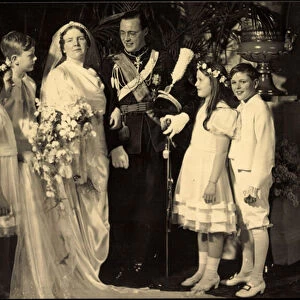Ak Queen Juliana with Prince Bernard, wedding dress, children (b / w photo)