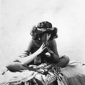 Colette (1873-1954) acting in Reve d Egyptienne, 1907 (b / w photo)