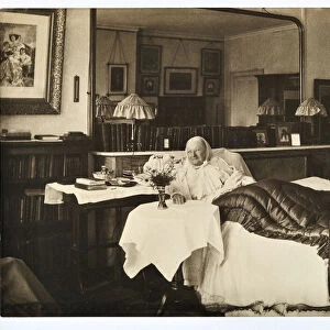 Florence Nightingale in bed, 1906 (b / w photo)