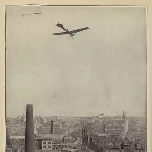 Hubert Lathams spectacular flight over the city of Baltimore, Maryland (b / w photo)