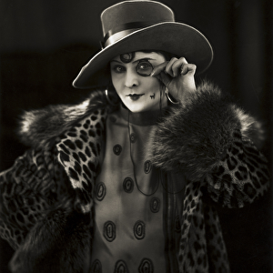 Portrait of Lilian Harvey in the film Die tolle Lola, 1927 (b / w photo)