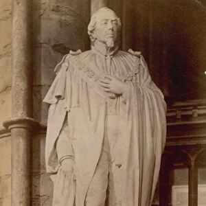 Postcard with an image of a statue of Benjamin Disraeli (photo)