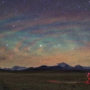 Colorful atmospheric gravity waves called airglow over Tibet