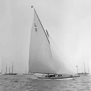 Capt R J Dixon winning the 6 Metre race in Jonquil. Creator: Kirk & Sons of Cowes