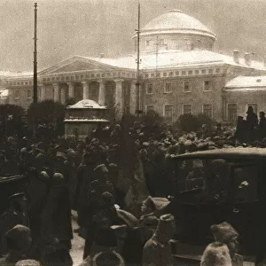 'La Revolution Russe; La foule devant le Palais de Tauride, le 14 mars 1917. Creator: Unknown