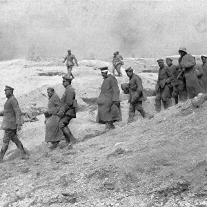 L'Attaque du Mont-Pertois; Prisonniers descendant les pentes du Pertois: au sommet... 1917. Creator: Unknown