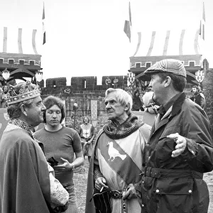 Actor Kenneth More as King Arthur and John Le Mesurier as Sir Gawain at Alnwick Castle in