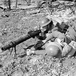 British soldiers in training using a Lewis Gun. W378L. c. 1942