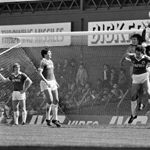 Everton 1 v. Wolverhampton Wanderers 1. May 1982 MF07-04-061