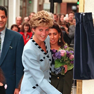 PRINCESS OF WALES WEARING BLUE JACKET AS SHE OPENS THE EGYPTIAN HOUSE FOR PRODUCTIVE