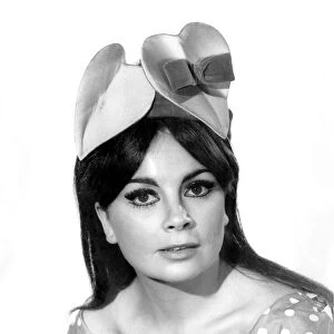 Reveille fashion. Sweetheart - Throb. March 1967 P008523