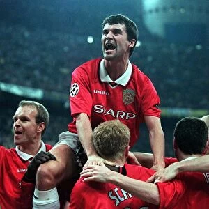 Roy Keane Manchester United midfielder March 1999 celebrates with teammates after striker