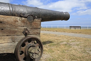 Defence Prints: 18th Century 18-pounder gun on seafront of seaside town