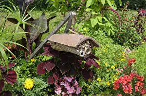 Conserves Prints: Bug hotel made from tile and hollow stems