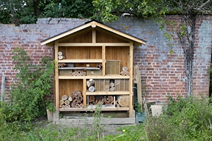 Conserves Prints: Insect hotel built to attract bees