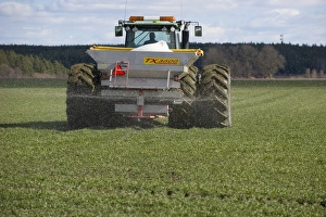 Spreading Prints: John Deere 8530 tractor with Bredal TX3500 spreader