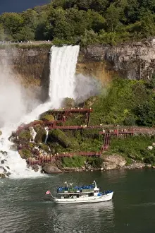 Eastern Seaboard Prints: Maid of the Mist tour boat and tourists on Hurricane Deck viewing waterfall