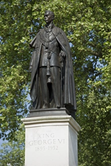Sculptures Prints: Memorial statue of King George VI in Garter robes