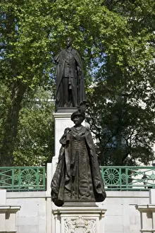 Sculptures Prints: Memorial statues of Queen Elizabeth the Queen Mother and King George VI in Garter robes