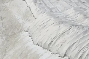 Protects Prints: Protective textile covering to delay snow melting on skiing slope