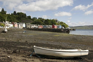 View of boats in harbour of coastal town at low tide, Tobermory, Tobermory Bay, Isle of Mull, Inner Hebrides, Scotland