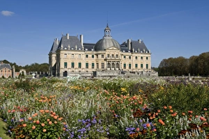 Flower Beds Prints: View of flowerbeds and baroque chateau