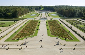 View of formal garden with parterre and ornamental ponds, Chateau de Vaux-le-Vicomte, Maincy, Seine-et-Marne, France