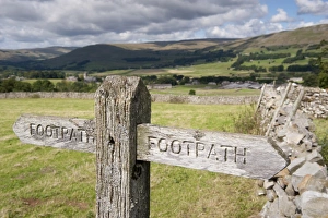 : Wooden Footpath sign post on public footpath